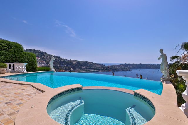 maison à vendre - 5 pièces - 211.0 m2 - VILLEFRANCHE SUR MER - 06 - PROVENCE-ALPES-COTE-D-AZUR - Century 21 Lafage Transactions