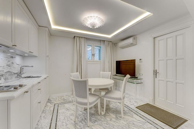 maison à vendre - 6 pièces - 643.0 m2 - VILLEFRANCHE SUR MER - 06 - PROVENCE-ALPES-COTE-D-AZUR - Century 21 Lafage Transactions