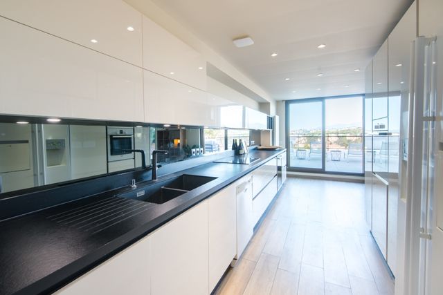 Appartement F6 à vendre - 6 pièces - 200.12 m2 - NICE - 06 - PROVENCE-ALPES-COTE-D-AZUR - Century 21 Lafage Transactions