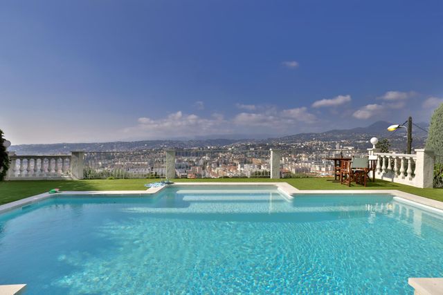maison à vendre - 7 pièces - 261.3 m2 - NICE - 06 - PROVENCE-ALPES-COTE-D-AZUR - Century 21 Lafage Transactions